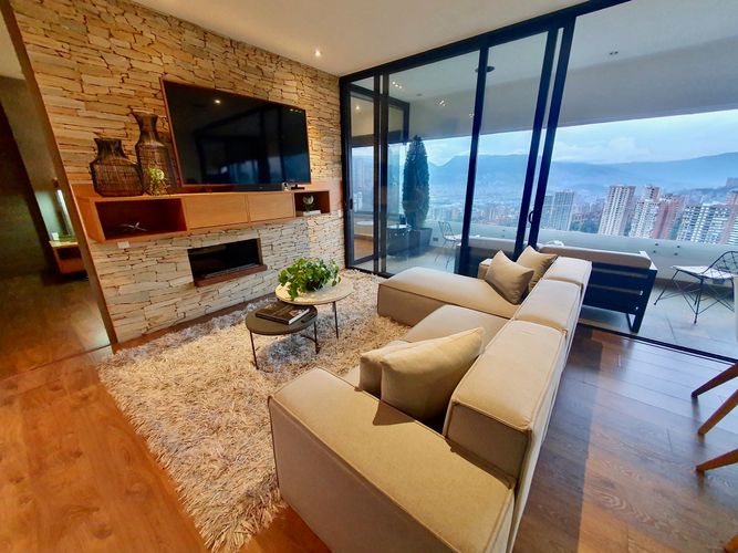 Apartamento de 2 alcobas en venta en El Poblado, Medellín, 129 m² · foto 1 de 24