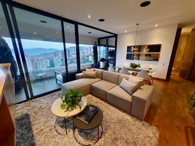 Apartamento de 2 alcobas en venta en El Poblado, Medellín, 129 m² · foto 2 de 24