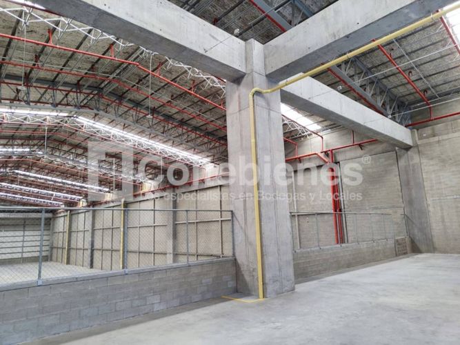 Bodega en arriendo en La Tablaza, La Estrella, 4256 m² · foto 2 de 18