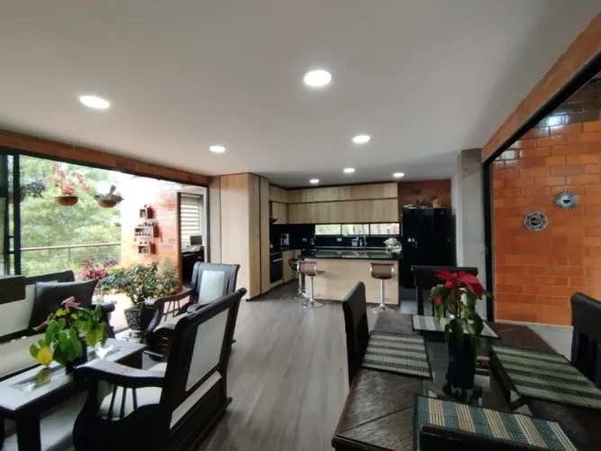 Casa de 6 alcobas en arriendo en Loma Del Escobero, El Retiro, 477 m² · foto 3 de 21
