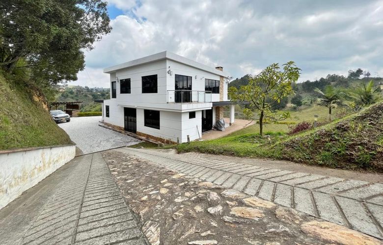 Casa de 4 alcobas en venta en Centro, Rionegro, 370 m² · foto 2 de 13