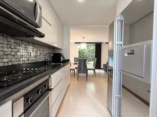 Casa de 3 alcobas en venta en Montessori, Envigado, 198 m² · foto 12 de 24