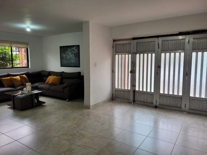 Casa de 5 alcobas en venta en La Castellana, Medellín, 362 m² · foto 2 de 24