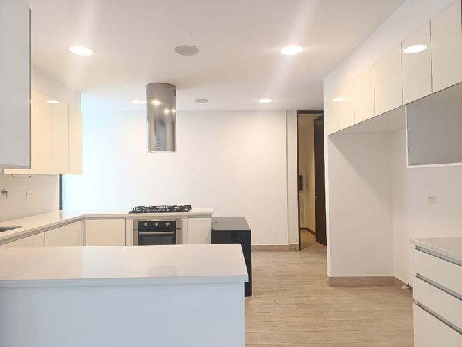 Apartamento de 3 alcobas en arriendo en El Poblado, Medellín, 280 m² · foto 8 de 18