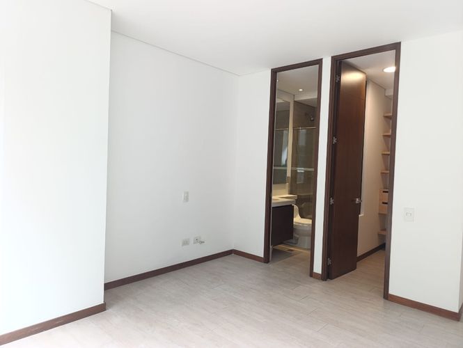 Apartamento de 3 alcobas en arriendo en El Poblado, Medellín, 280 m² · foto 16 de 18