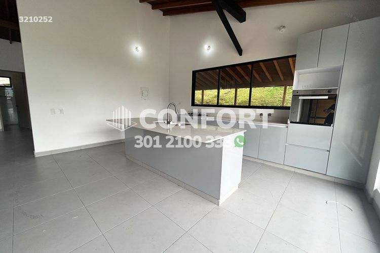 Casa de 4 alcobas en arriendo en San Rafael, Envigado, 330 m² · foto 2 de 24