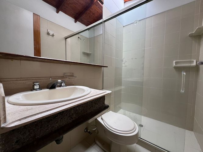 Casa de 3 alcobas en venta en Escobero, Envigado, 210 m² · foto 15 de 16