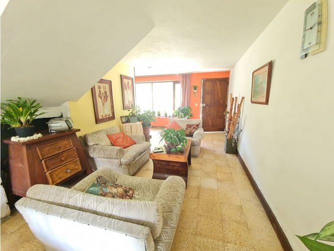 Casa de 5 alcobas en venta en Los Naranjos, Medellín, 200 m² · foto 3 de 15