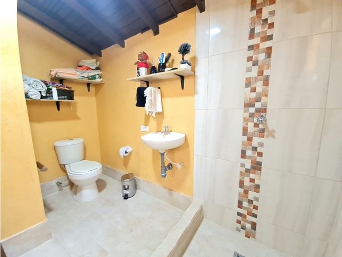 Casa de 5 alcobas en venta en Los Naranjos, Medellín, 200 m² · foto 11 de 15