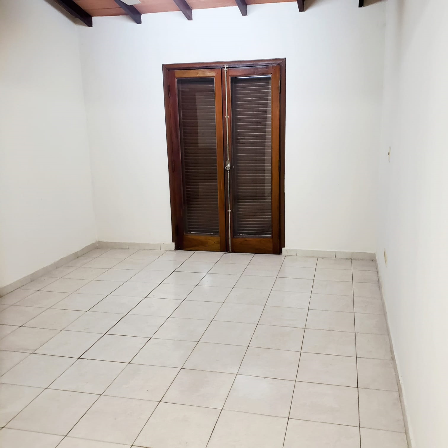 En venta Local comercial de 2006 m2 sobre Av Fernando de la Mora, Asunción — foto 2