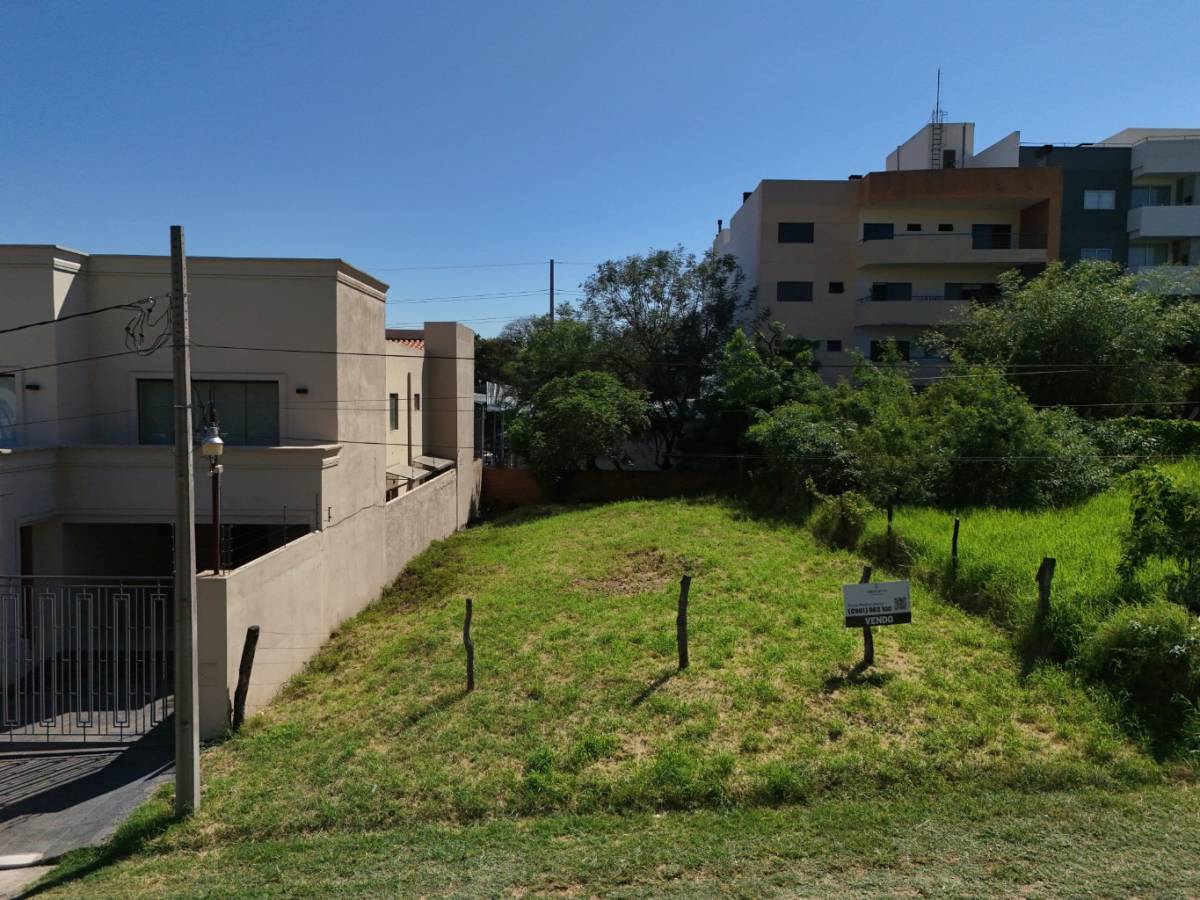 Exclusivo Lote Urbano 360m² en Zona Residencial Consolidada con Vegetación y Modernidad U$S 190.000 — foto 2