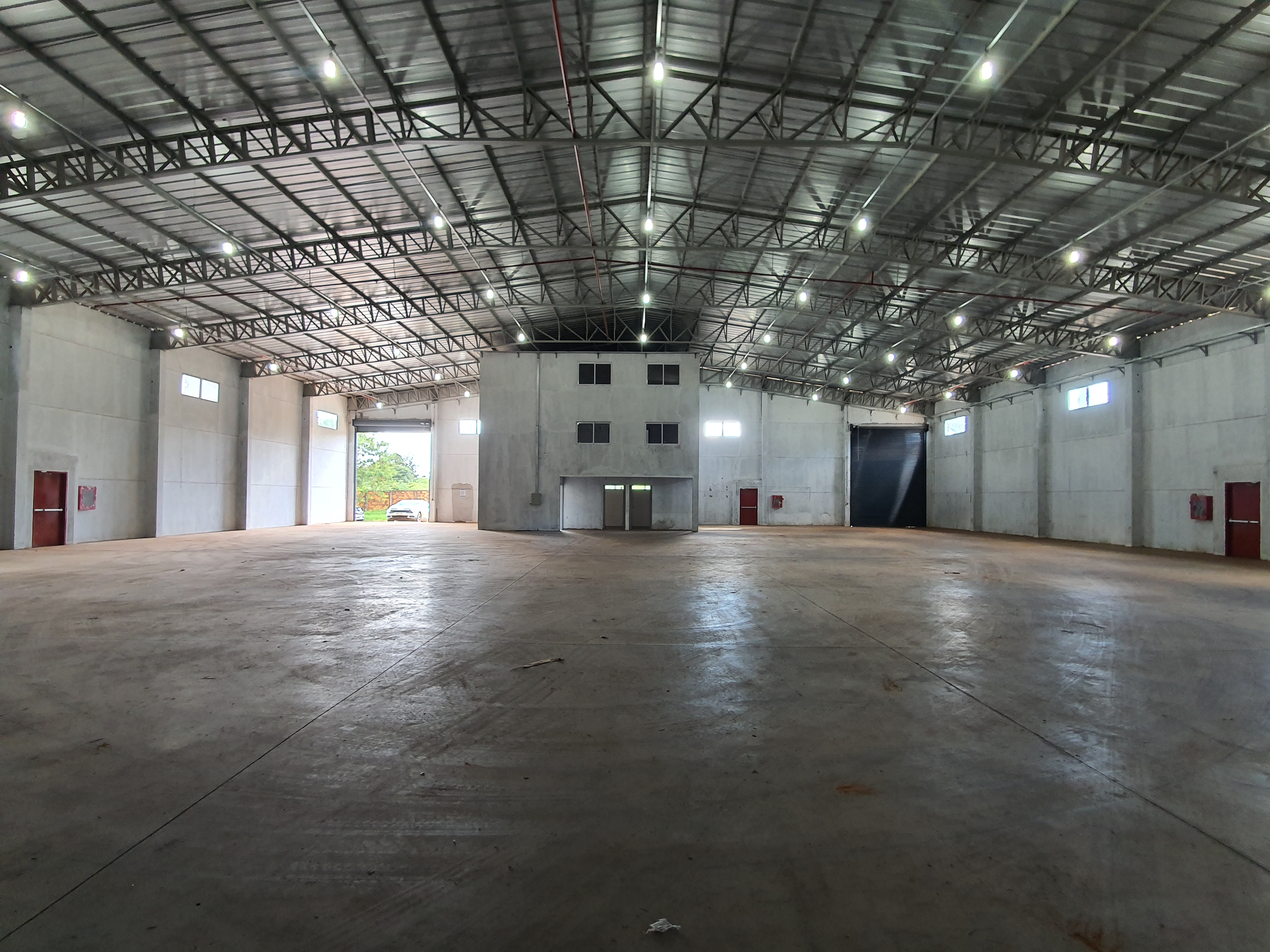 ALQUILO DEPOSITO DE 1.610 M2 CON OFICINAS EN CIUDAD DEL ESTE‼️ C-1152 — foto 2