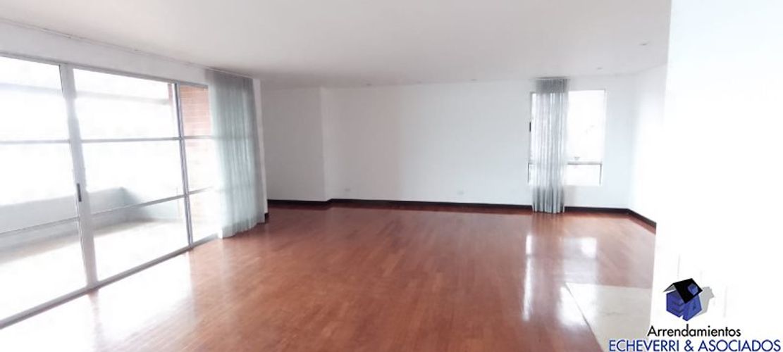 Apartamento de 3 alcobas en arriendo en La Calera, Medellín, 220 m² · foto 2 de 13