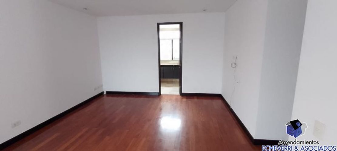 Apartamento de 3 alcobas en arriendo en La Calera, Medellín, 220 m² · foto 3 de 13