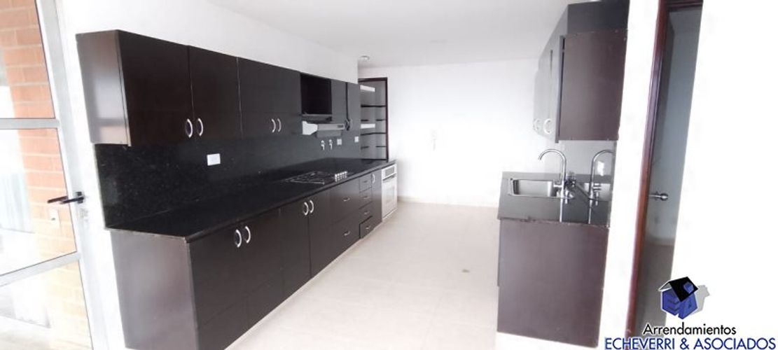 Apartamento de 3 alcobas en arriendo en La Calera, Medellín, 220 m² · foto 4 de 13