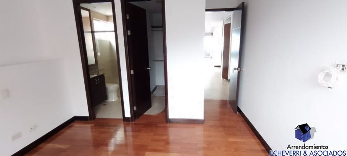 Apartamento de 3 alcobas en arriendo en La Calera, Medellín, 220 m² · foto 5 de 13