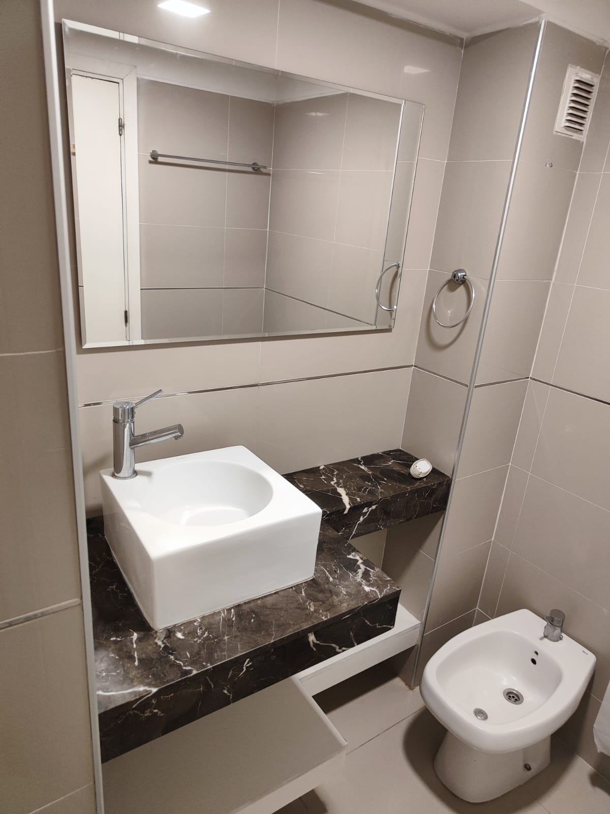 Apartamento con Terraza: Ubicación Privilegiada Cerca de Rambla y Montevideo Shopping. · Foto 11