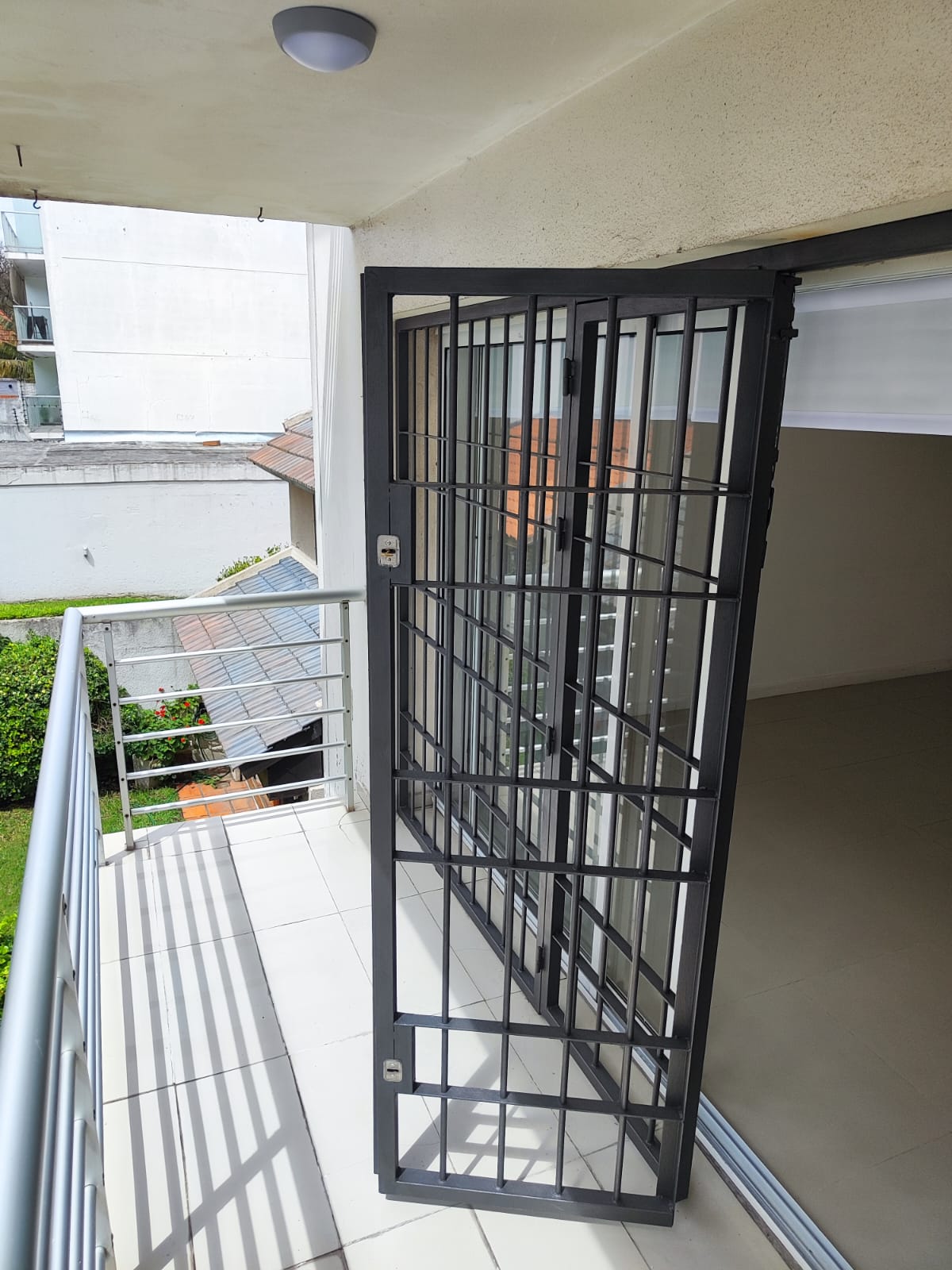 Apartamento con Terraza: Ubicación Privilegiada Cerca de Rambla y Montevideo Shopping. · Foto 9