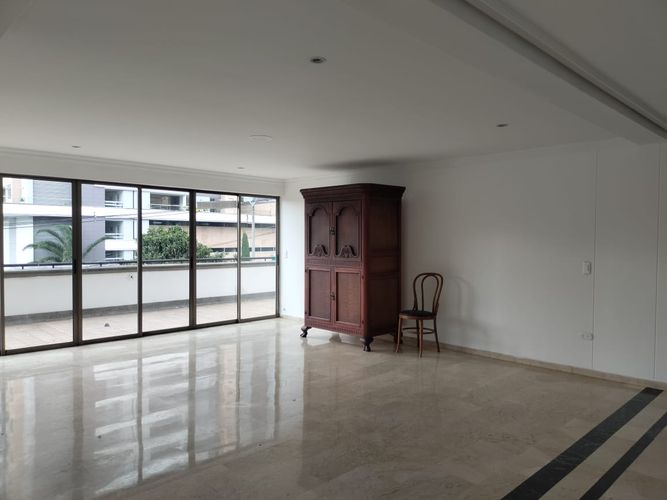 Apartamento de 3 alcobas en venta en El Poblado, Medellín, 250 m² · foto 3 de 16
