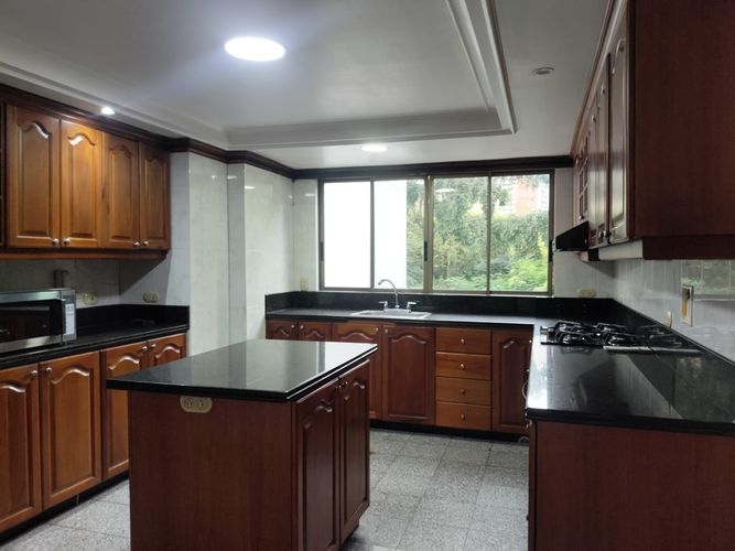 Apartamento de 3 alcobas en venta en El Poblado, Medellín, 250 m² · foto 8 de 16