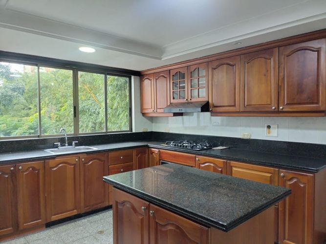 Apartamento de 3 alcobas en venta en El Poblado, Medellín, 250 m² · foto 7 de 16