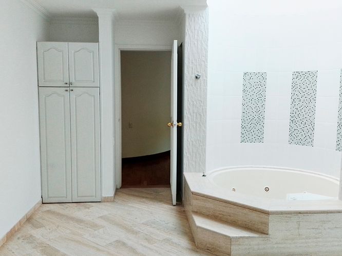 Casa de 4 alcobas en venta en El Tesoro, Medellín, 450 m² · foto 14 de 17