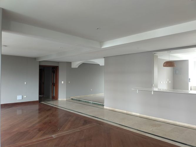 Apartamento de 3 alcobas en venta en El Poblado, Medellín, 220 m² · foto 2 de 14
