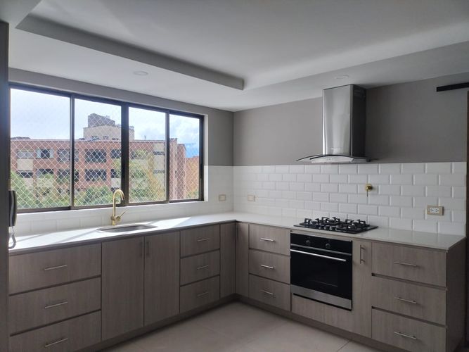 Apartamento de 3 alcobas en venta en El Poblado, Medellín, 220 m² · foto 8 de 14