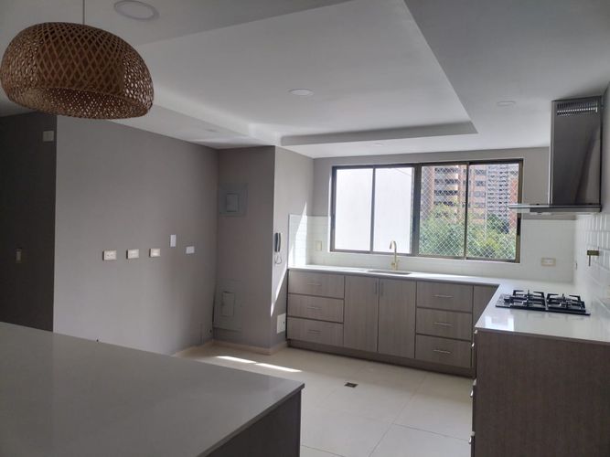 Apartamento de 3 alcobas en venta en El Poblado, Medellín, 220 m² · foto 4 de 14