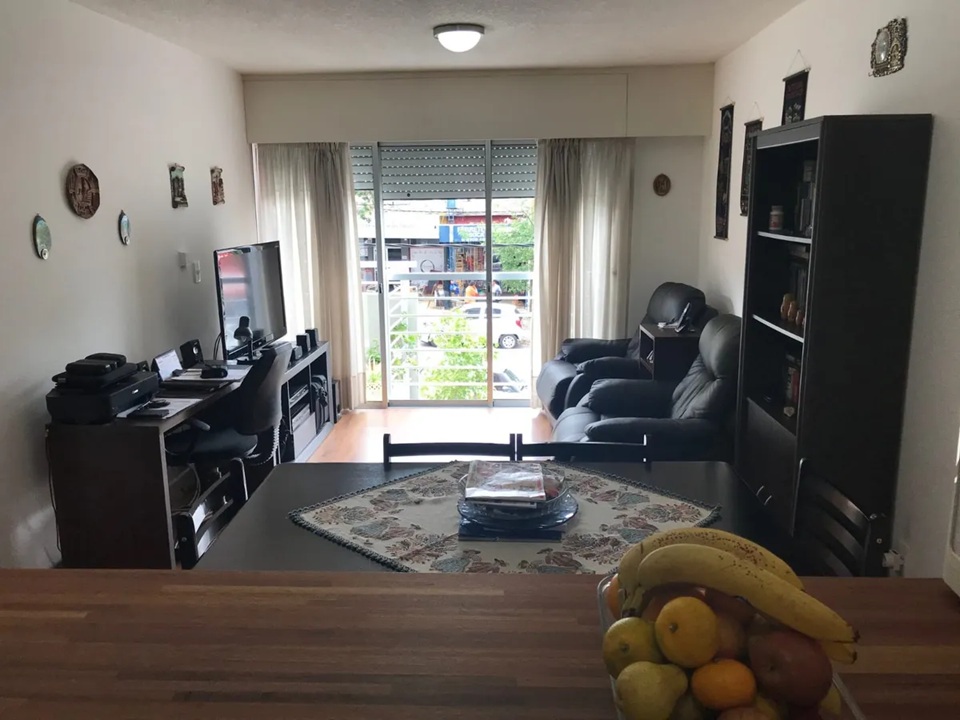 ALQUILER AMUEBLADO EN POCITOS DE 1 DORMITORIO, PISO 1 AL FRENTE CON BALCON, SEGURIDAD Y SALON DE USO COMUN · Foto 1