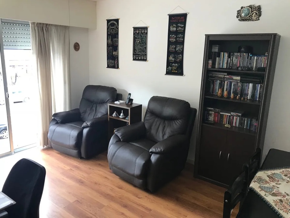 ALQUILER AMUEBLADO EN POCITOS DE 1 DORMITORIO, PISO 1 AL FRENTE CON BALCON, SEGURIDAD Y SALON DE USO COMUN · Foto 4