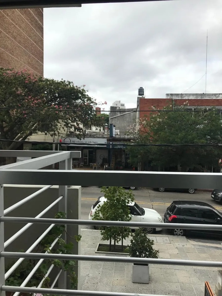 ALQUILER AMUEBLADO EN POCITOS DE 1 DORMITORIO, PISO 1 AL FRENTE CON BALCON, SEGURIDAD Y SALON DE USO COMUN · Foto 3