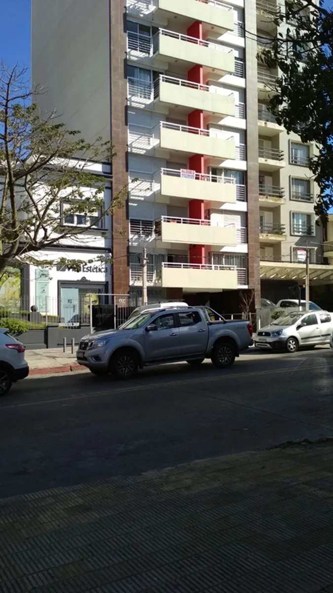 ALQUILER AMUEBLADO EN POCITOS DE 1 DORMITORIO, PISO 1 AL FRENTE CON BALCON, SEGURIDAD Y SALON DE USO COMUN · Foto 2