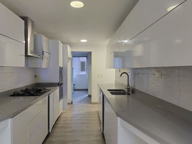 Casa de 4 alcobas en venta en El Poblado, Medellín, 231 m² · foto 8 de 20