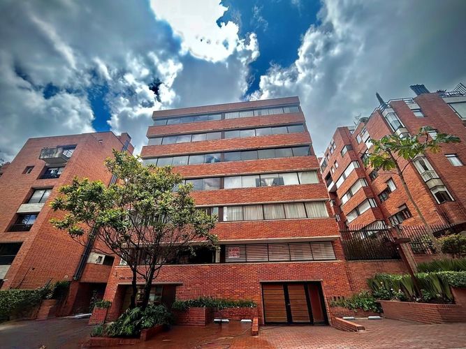 Apartamento de 4 alcobas en venta en Los Rosales, Bogotá, 214 m² · foto 2 de 23