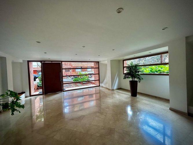 Apartamento de 4 alcobas en venta en Los Rosales, Bogotá, 214 m² · foto 10 de 23