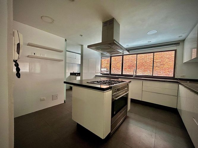 Apartamento de 4 alcobas en venta en Los Rosales, Bogotá, 214 m² · foto 7 de 23