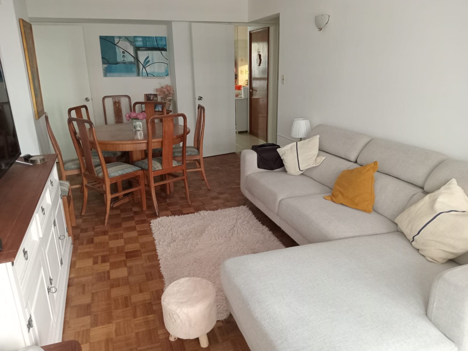 Exclusivo Alquiler: Espacioso 3 Dormitorios, 2 Baños, Garaje y Patio Privado, a Pasos de la Rambla.