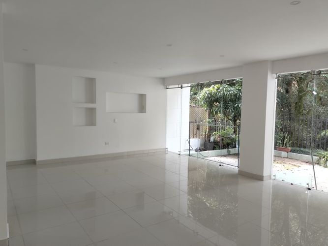 Casa de 4 alcobas en arriendo en El Poblado, Medellín, 300 m² · foto 2 de 19