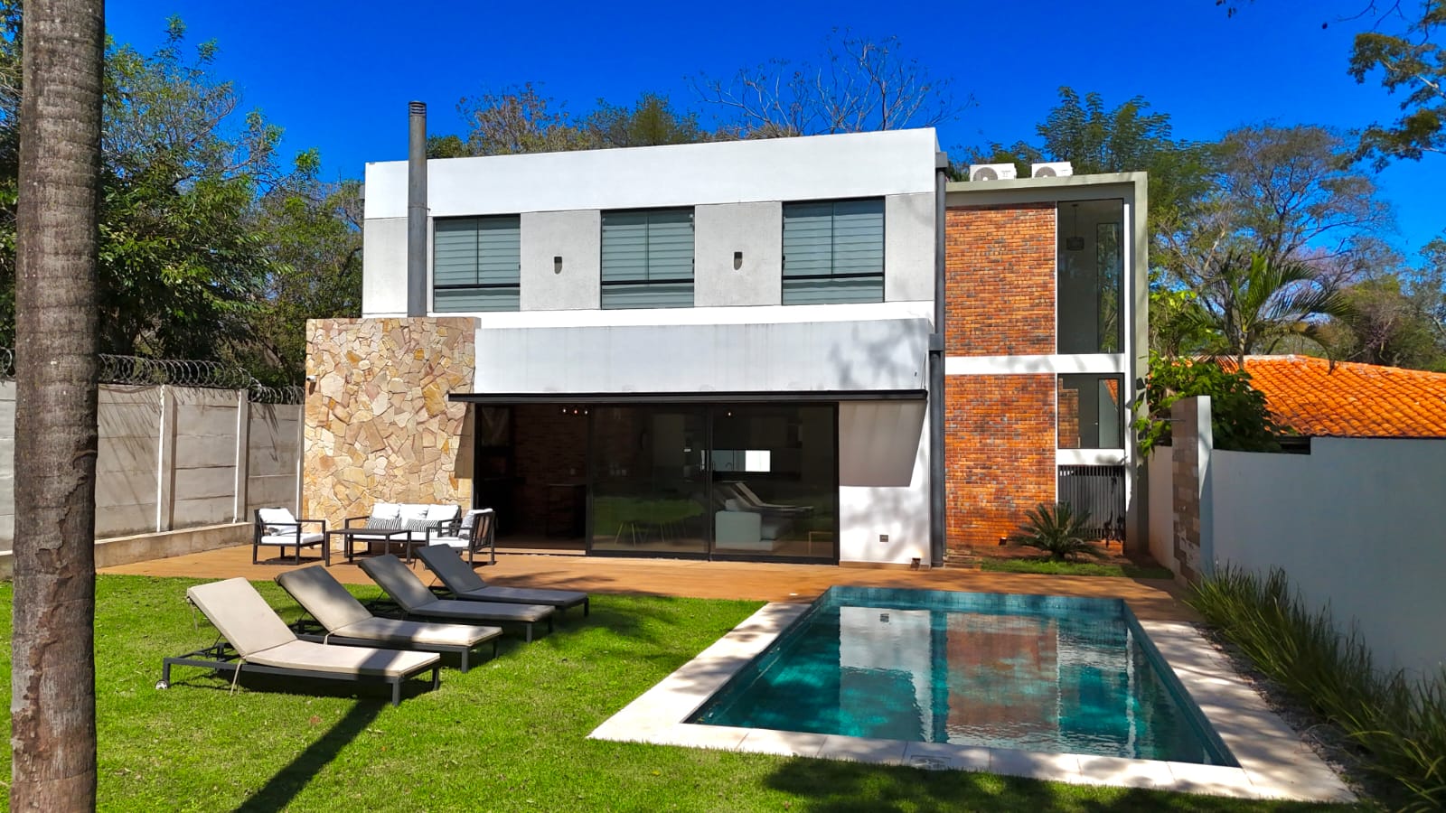 EXCLUSIVA RESIDENCIA AMOBLADA EN VENTA, SAN BERNARDINO COUNTRY CLUB: LUJO Y CONFORT EN UN ENTORNO PRIVILEGIADO. — foto 2