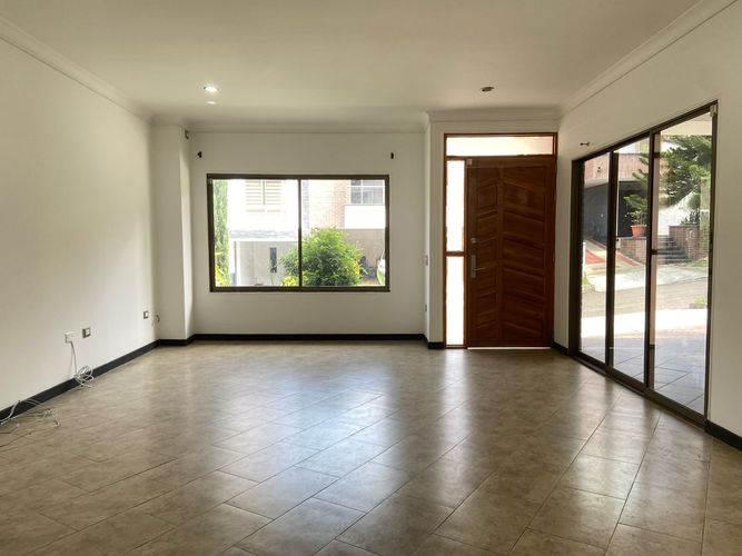 Casa de 3 alcobas en venta en La Doctora, Sabaneta, 340 m² · foto 2 de 18