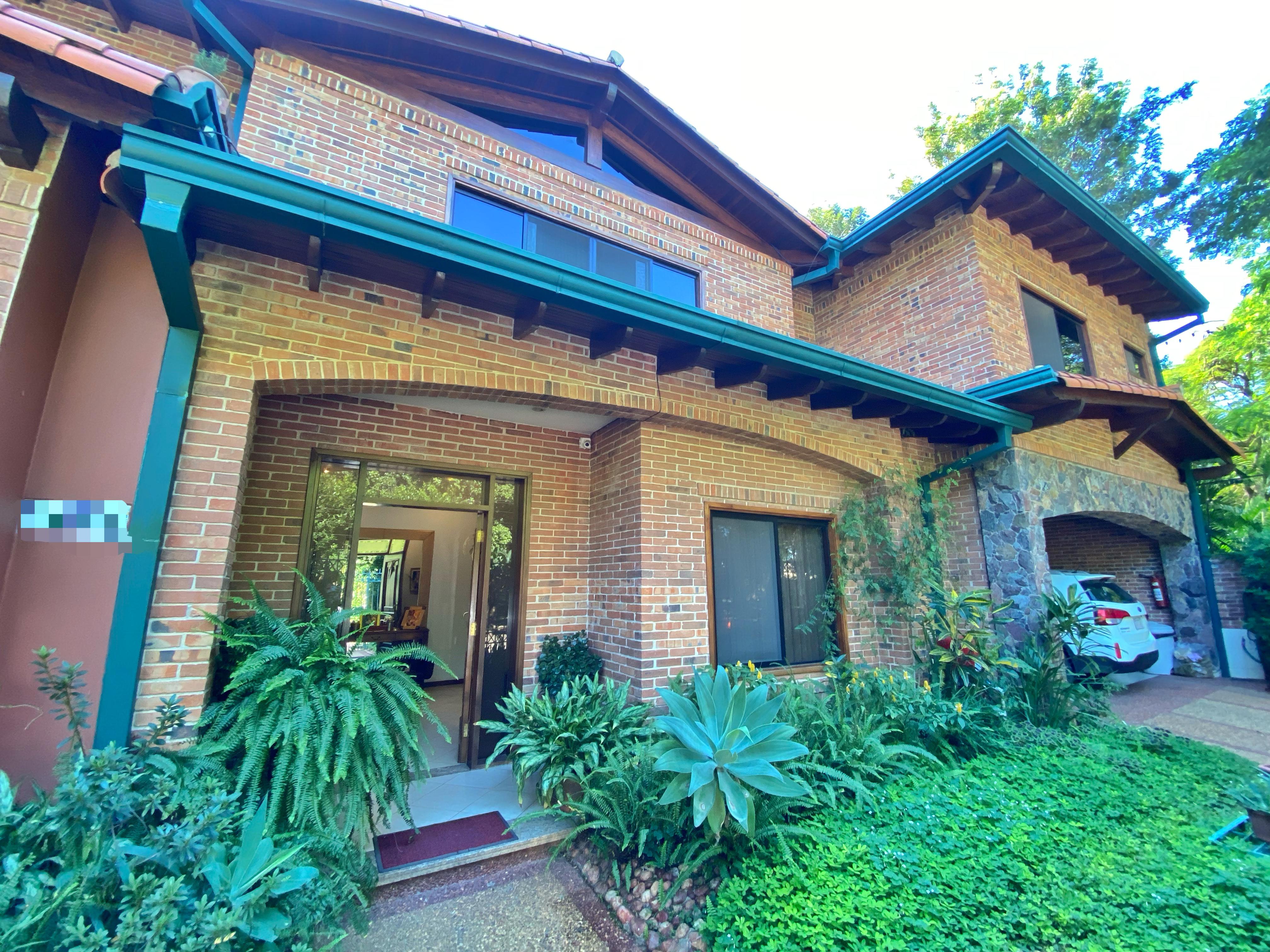 Residencia Moderna y Espaciosa en Exclusiva Zona Colegio Goethe. — foto 2