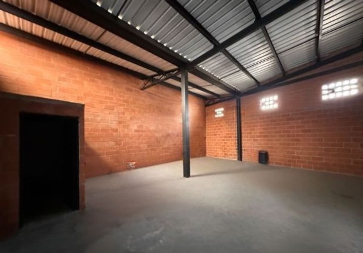 Bodega en arriendo en Guayabal, Medellín, 200 m² · foto 2 de 8
