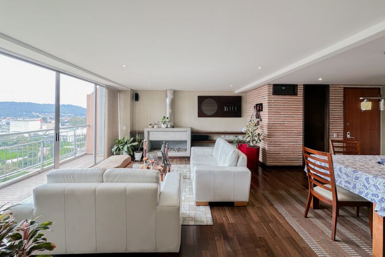 Apartamento de 3 alcobas en venta en Portales Del Norte, Bogotá, 205 m² · foto 2 de 24