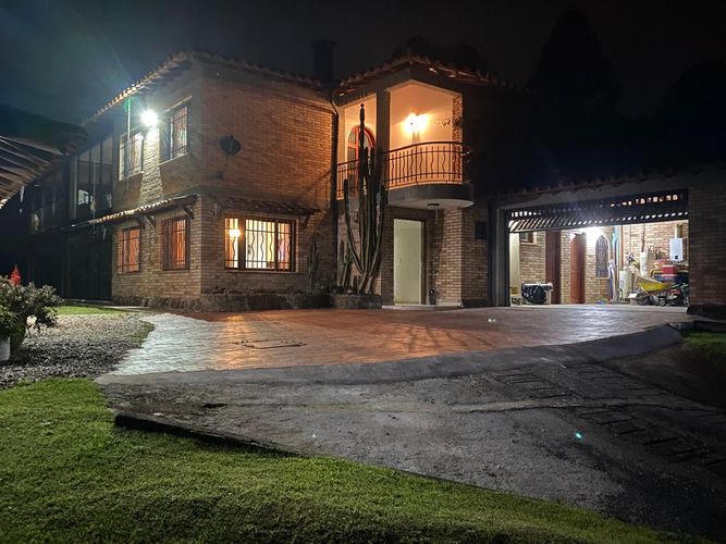 Casa de 6 alcobas en venta en Loma Del Escobero, Envigado, 500 m² · foto 2 de 24