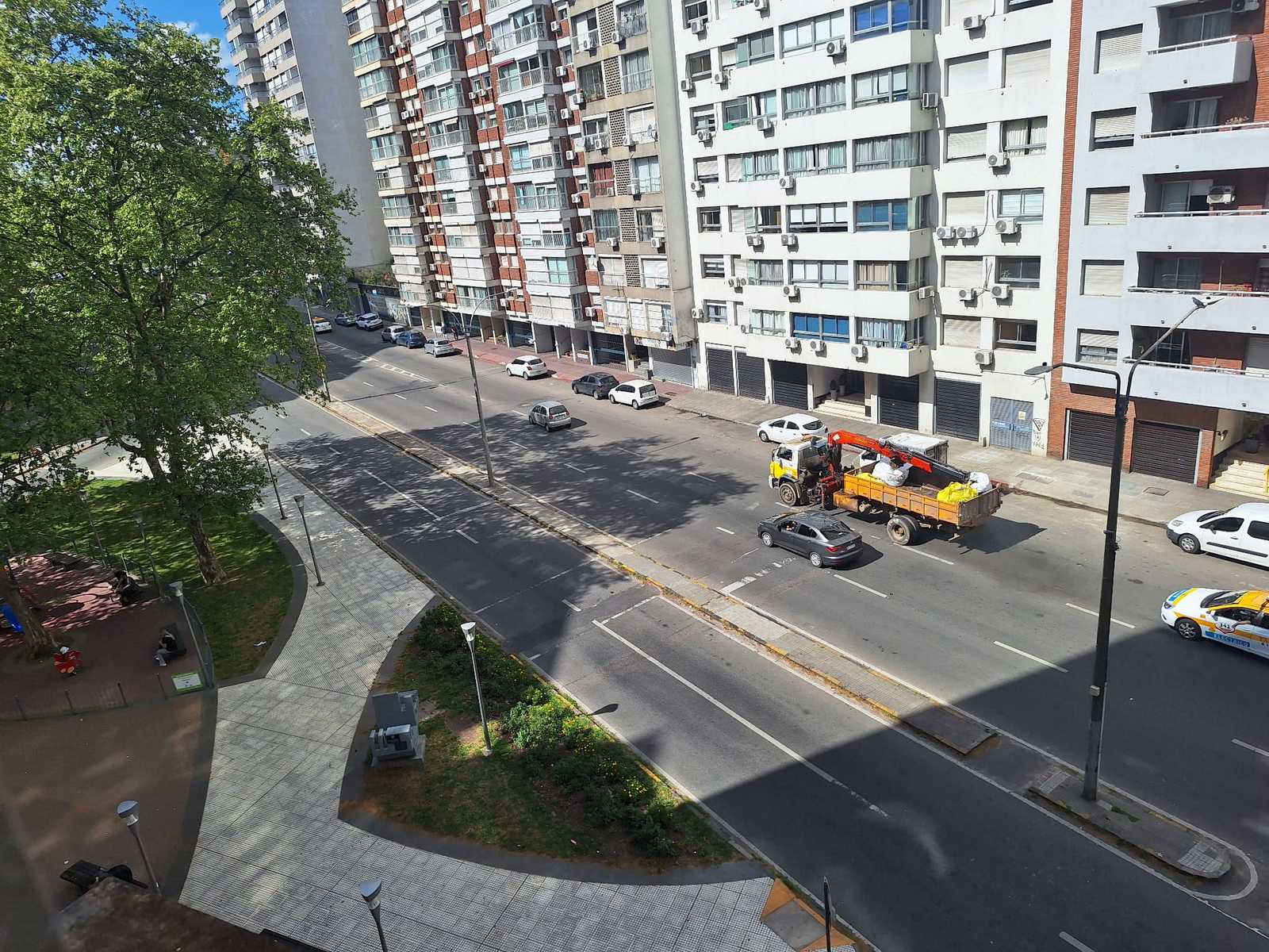 EXCELENTE UBICACIÓN! 8 de Octubre y 18 de Julio, y a metros de Bulevar y Av. Italia. Apto para consultorio/oficina/vivienda.!!!