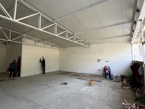 ALQUILO SALÓN COMERCIAL FRENTE A LA IGLESIA TRINIDAD! — foto 2