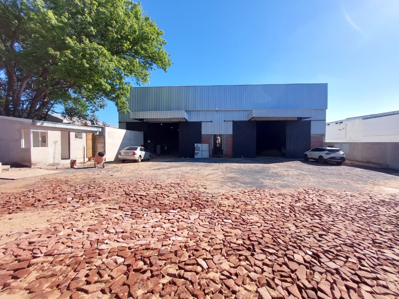 Alquilo Depósito Premium de 2.000 M2 + Showroom y Oficinas sobre Mariscal Estigarribia C-1170