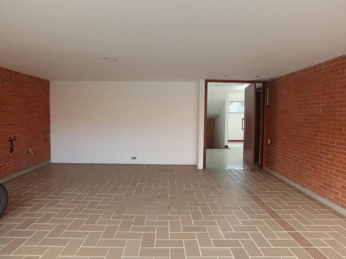 Casa en arriendo en El Poblado, Medellín · foto 2 de 24