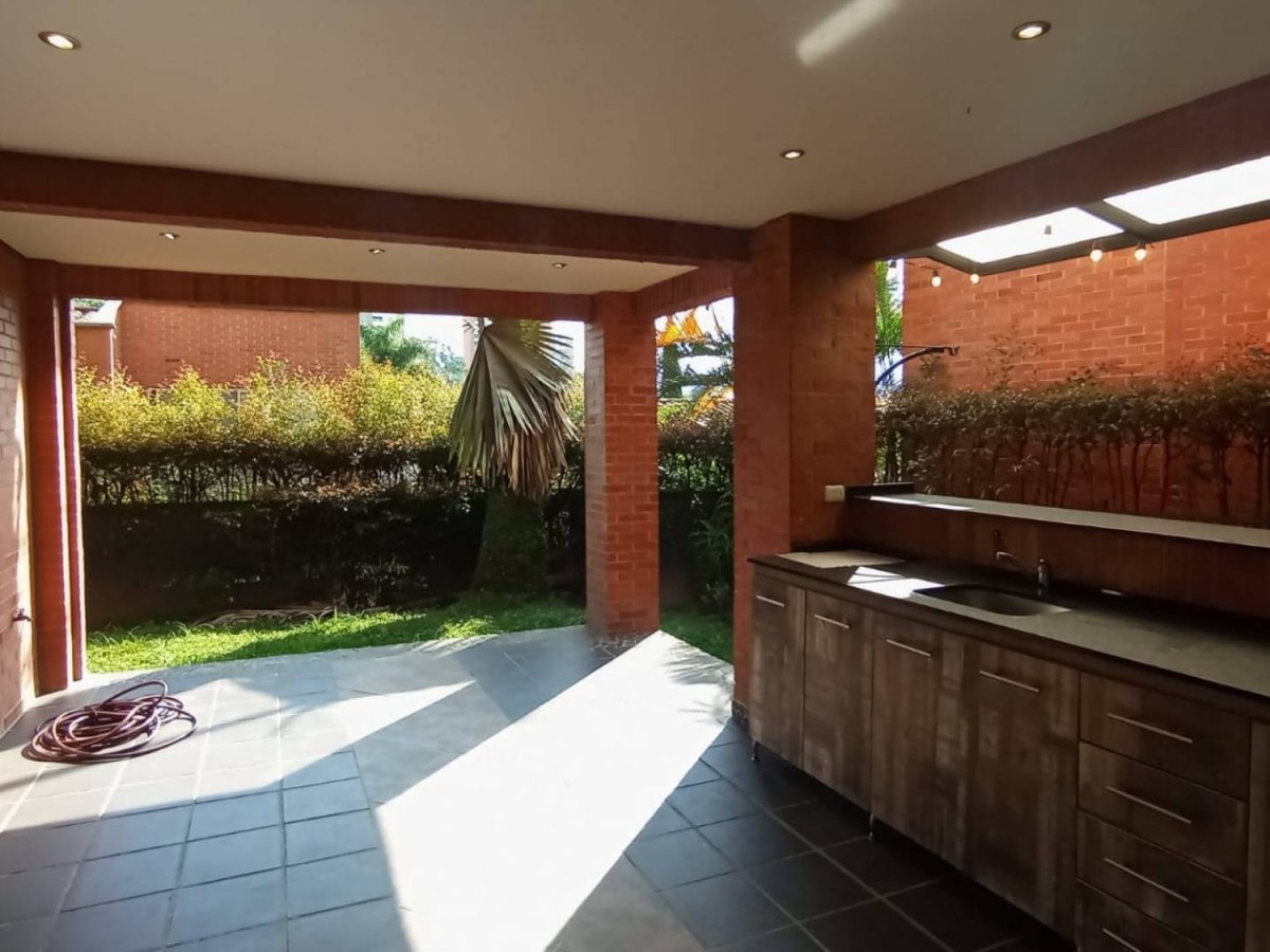 Casa en arriendo en El Poblado, Medellín · foto 8 de 24